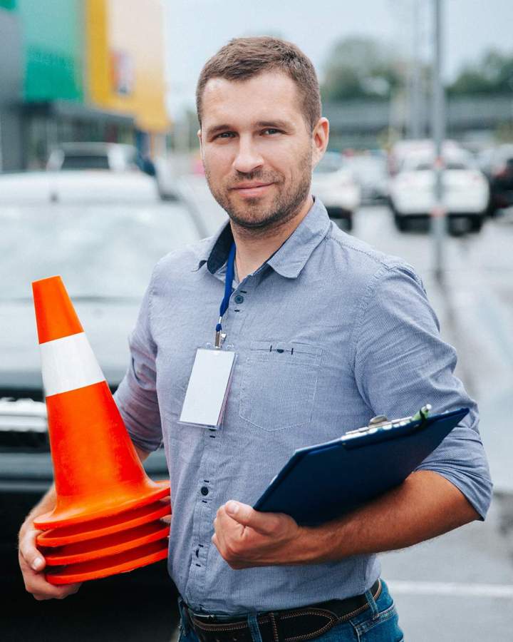 Moniteur auto-école Léon
